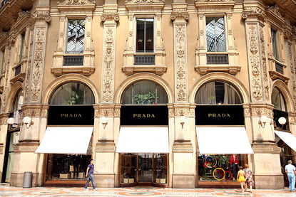 Конкуренти на пазара, приятели в беда: Prada отвори завода си за Valentino след опустошителен пожар