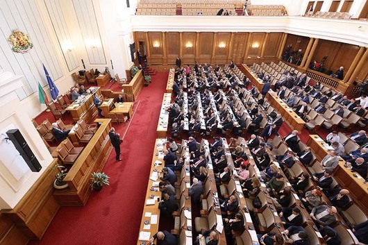 Парламентът се събира извънредно, за да гласува ново правителство