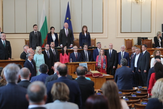 Със 131 гласа "за" парламентът избра ново редовно правителство след 1 година служебна власт