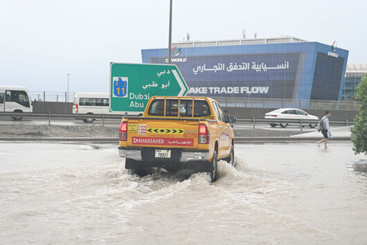 Наводненията в Дубай: Отменени полети и парализа по пътищата след най-тежките валежи за последните 75 г. 