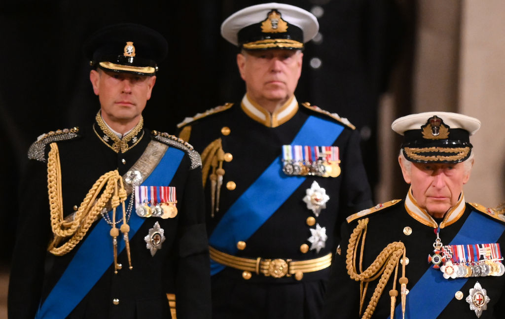  Синът на Елизабет II няма право да се появи в униформа на държавното заравяне в понеделник. 
