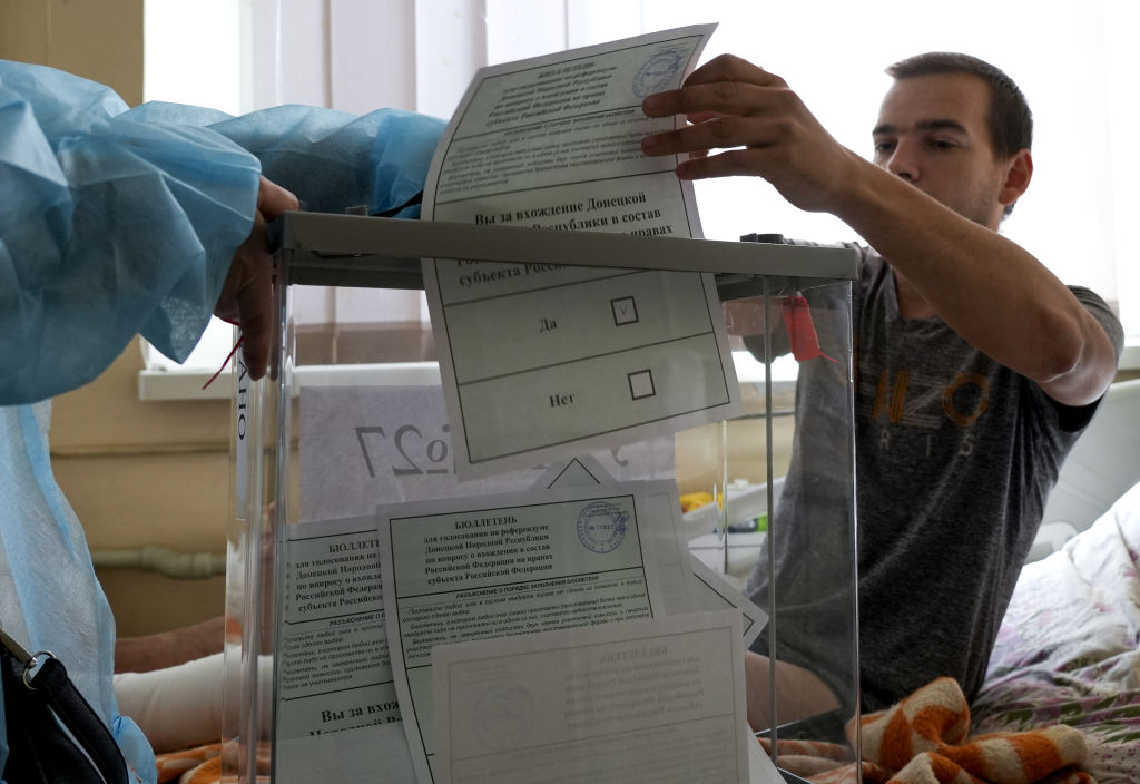  В окупирания град Херсон някои украински мъже имат вяра, че в случай че сами си счупят ръцете, може би руснаците няма да ги принудят да служат в армията. Други се крият в изби. 