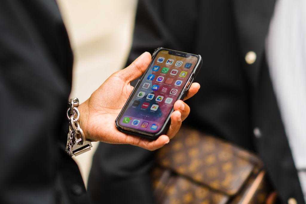  Най-популярните обществени мрежи като Фейсбук, Instagram и Twitter са чудесна опция да поддържате връзка с приятелите си, да качвате фотоси и даже да четете вести. Всички тези функционалности обаче могат да костват забележителен размер от месечните мобилни данни на всеки консуматор. 