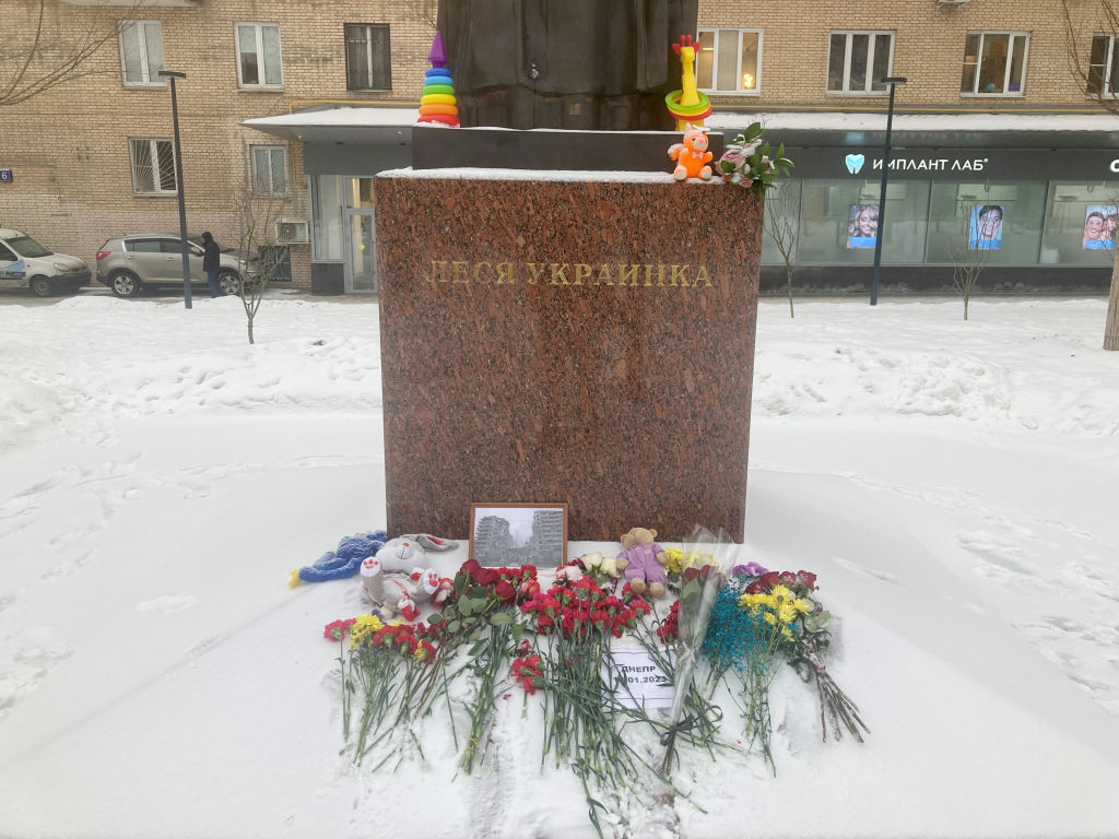  Паметник на украинската писателка Леся Украинка е отрупан с цвета 