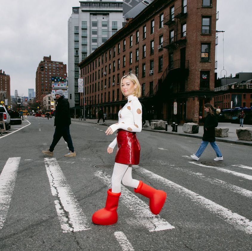  огромни червени ботуши, седмица на модата в ню йорк 2023, mschf 