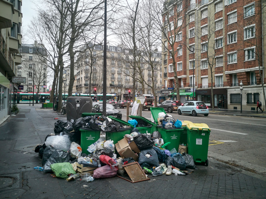  Боклук по улиците на Париж поради стачка на служащите 
