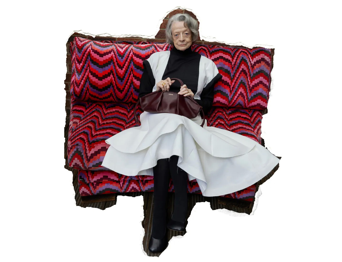  Маги Смит съчетава разкош и магия в последната акция на LOEWE 