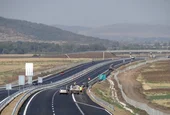 Пожар пламна на 27 км от АМ "Тракия" и затрудни движението