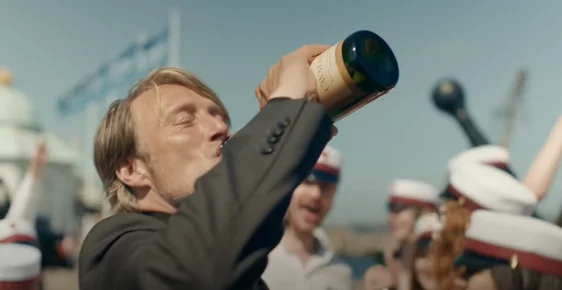 "Another Round" с Мадс Микелсен: Комедия за алкохола или драма за живота