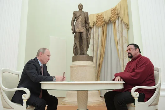 Добрият приятел на Путин Стивън Сегал влезе в политиката с партия, лоялна на Кремъл