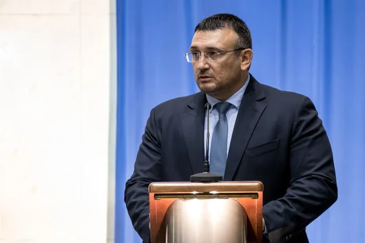 ГЕРБ напусна пленарната зала след скандал заради Младен Маринов