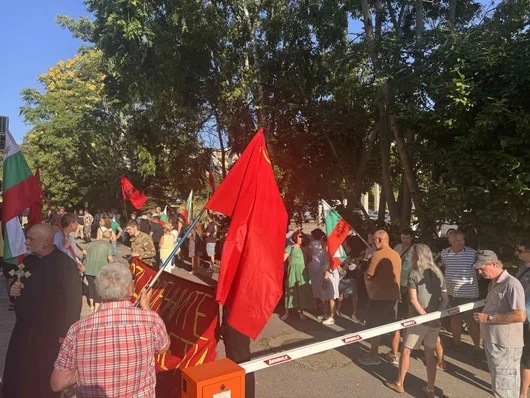 Жители на Ямбол отново излязоха на протест срещу разполагането на американски самолети в Безмер
