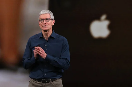Колко печели директорът на Apple Тим Кук за една година? 