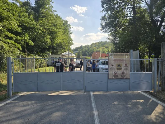 Пожарът в склада на „ЕМКО“ е започнал отвътре, но не е ясно какво го е предизвикало