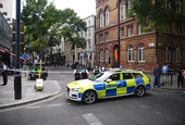 Жена намушка четирима мъже в центъра на Лондон 