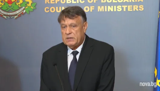 МОН и МВР се притесниха за децата "блуждаещи атоми с телефони в ръцете", но няма да ограничава социалните мрежи