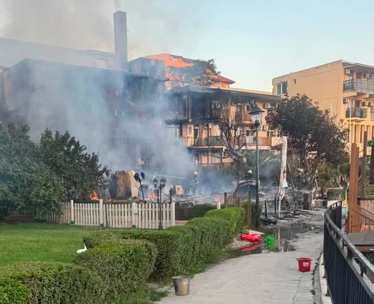 Евакуираха туристи заради голям пожар в Созопол