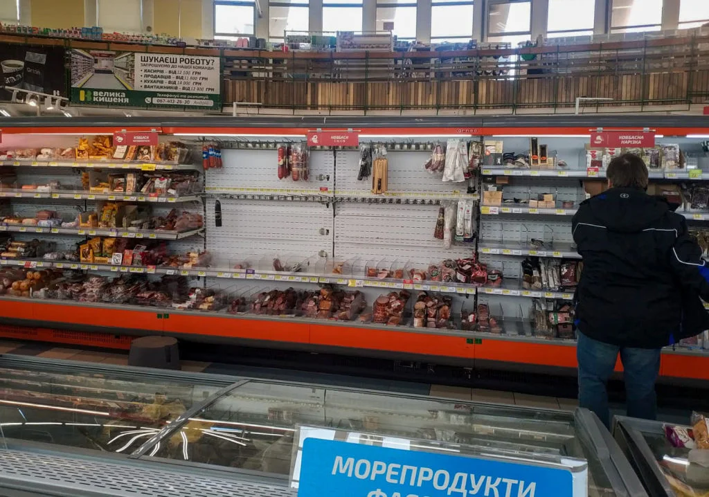 Опашки пред банкоматите, празни рафтове в магазините