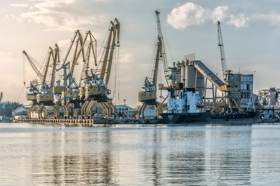 Фондът "Три морета" купува "значителен дял" от Порт Бургас на братя Домусчиеви