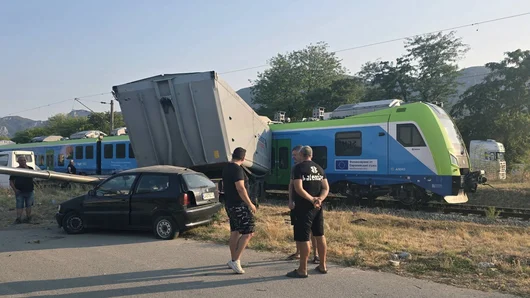 Един от новите влакове на БДЖ се вряза в камион край Враца