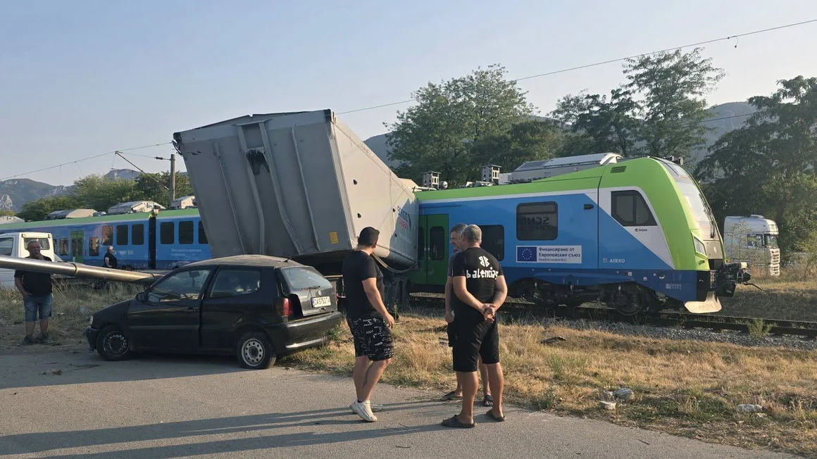 Един от новите влакове на БДЖ се вряза в камион край Враца