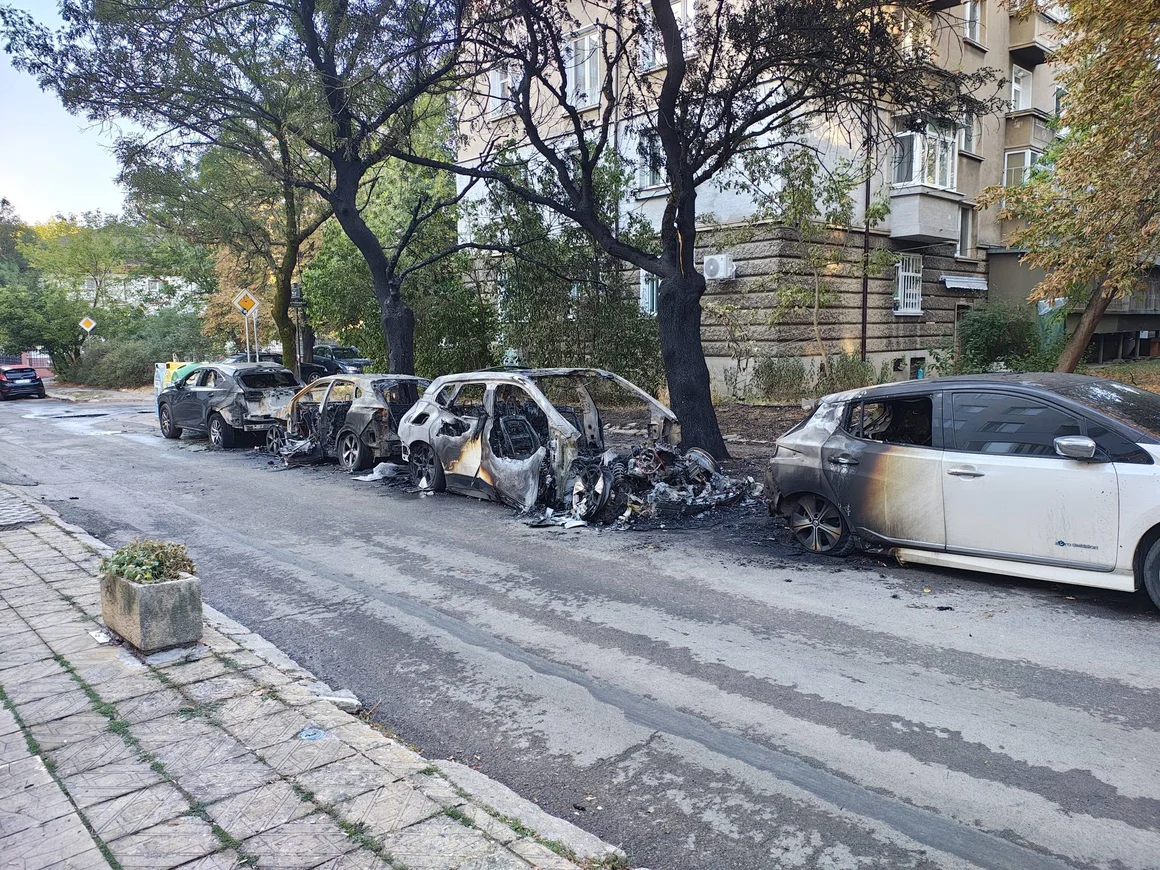 Над десет автомобила изгоряха при два палежа в София
