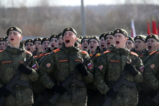 Момчетата от руската казарма, чиято майка успя да ги върне от фронта в Украйна