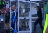 "Левски" сбърка. Треньорът на отбора счупи скамейка от яд