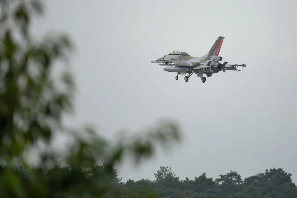 След година закъснение НАТО започва да доставя изтребители F-16 на Украйна