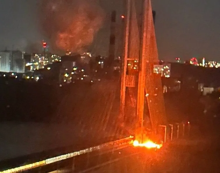 Руски въздушни удари затвориха два моста в Киев и блокираха ключови транспортни връзки