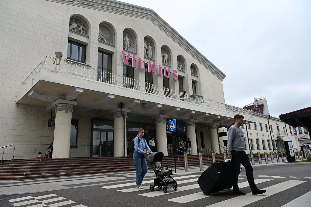Дрон затвори  летището във Вилнюс