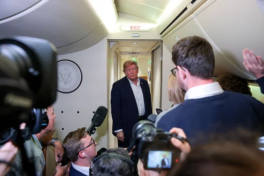 Тръмп продължава саморазправата със CNN, блокира достъпа ѝ до Air Force One