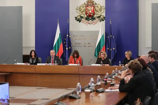 Минималната заплата ще има долна и горна граница, но решението за размера ѝ ще се взима от правителството