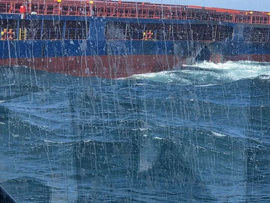 Бурното море спря операцията по изтеглянето на „Челси-3“ към Бургас