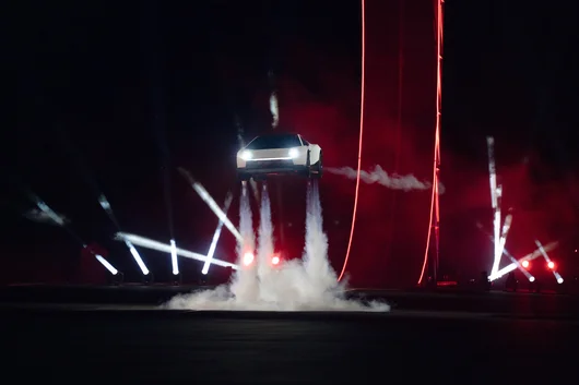 Мъск показа летяща кола на Tesla и обеща да я пусне в производство през 2028 г.