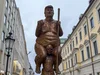 Статуя на голия Тръмп беше изложена в Европарламента