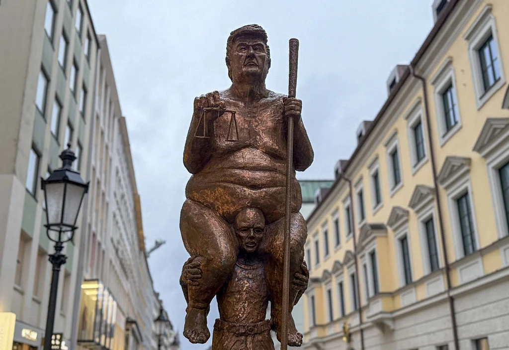 Статуя на голия Тръмп беше изложена в Европарламента