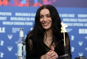 Charli XCX ще участва в новия филм на Скорсезе заедно с Леонардо ди Каприо и Дженифър Лорънс