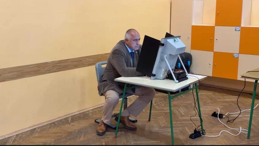 Борисов гласува на машина