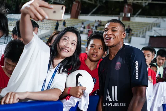 Как едно меме с Мао остави Мбапе без рекламни договори в Китай
