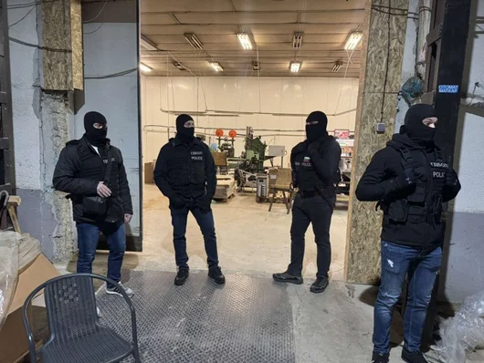 Разкриха фабрика за фалшиви цигари с 12 тона тютюн, спални и фитнес в Карнобат 
