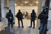  Разкриха фабрика за фалшиви цигари с 12 тона тютюн, спални и фитнес в Карнобат 