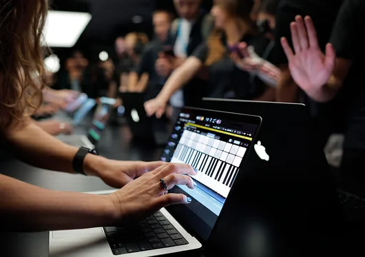 Apple направи това, което Стив Джобс наричаше „ужасно“ – MacBook вече има тъчскрийн
