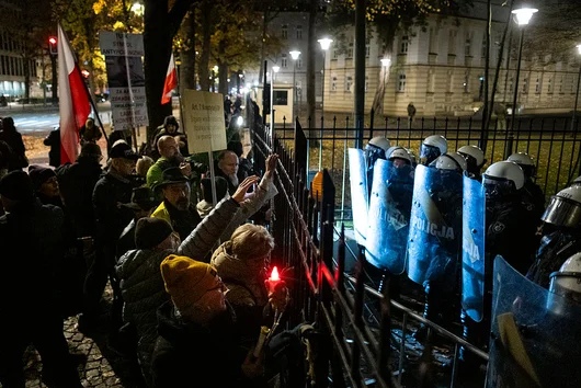 Отстраняването на председателя на Конституционния съд хвърли Полша в политическа криза