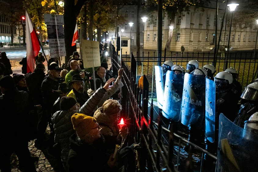 Отстраняване на председателя на Конституционния съд хвърли Полша в политическа криза