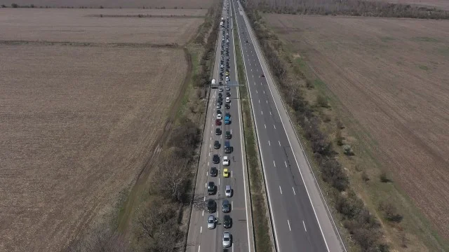 Колони от автомобили на изходите на София