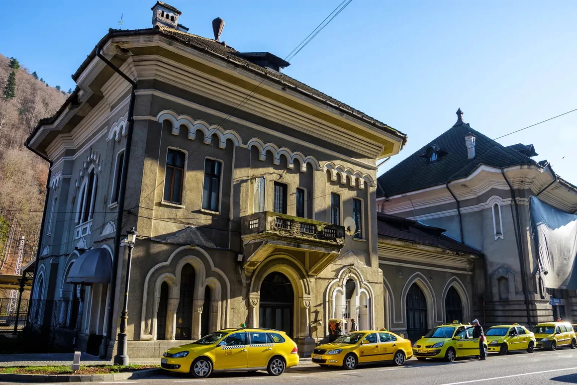Кралската гара, Синая