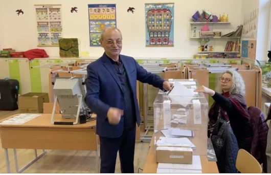 Ахмед Доган гласува с ескорт и охрана, и пусна хартиена бюлетина