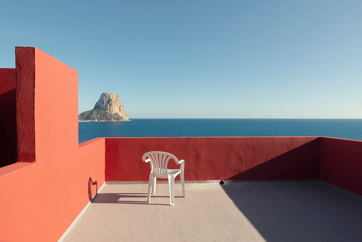 ,,С почит: Muralla Roja от Рикардо Бофил" от Андрес Галардо Албахар