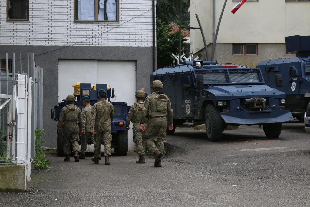 НАТО е готова да се намеси, за да опази мира в Косово